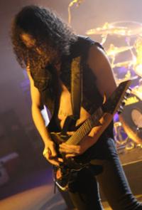 _46128160_kirk_hammett203x300.jpg