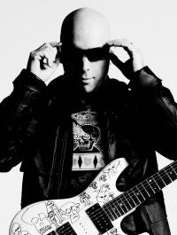 satrianiwithalienguitar.jpg